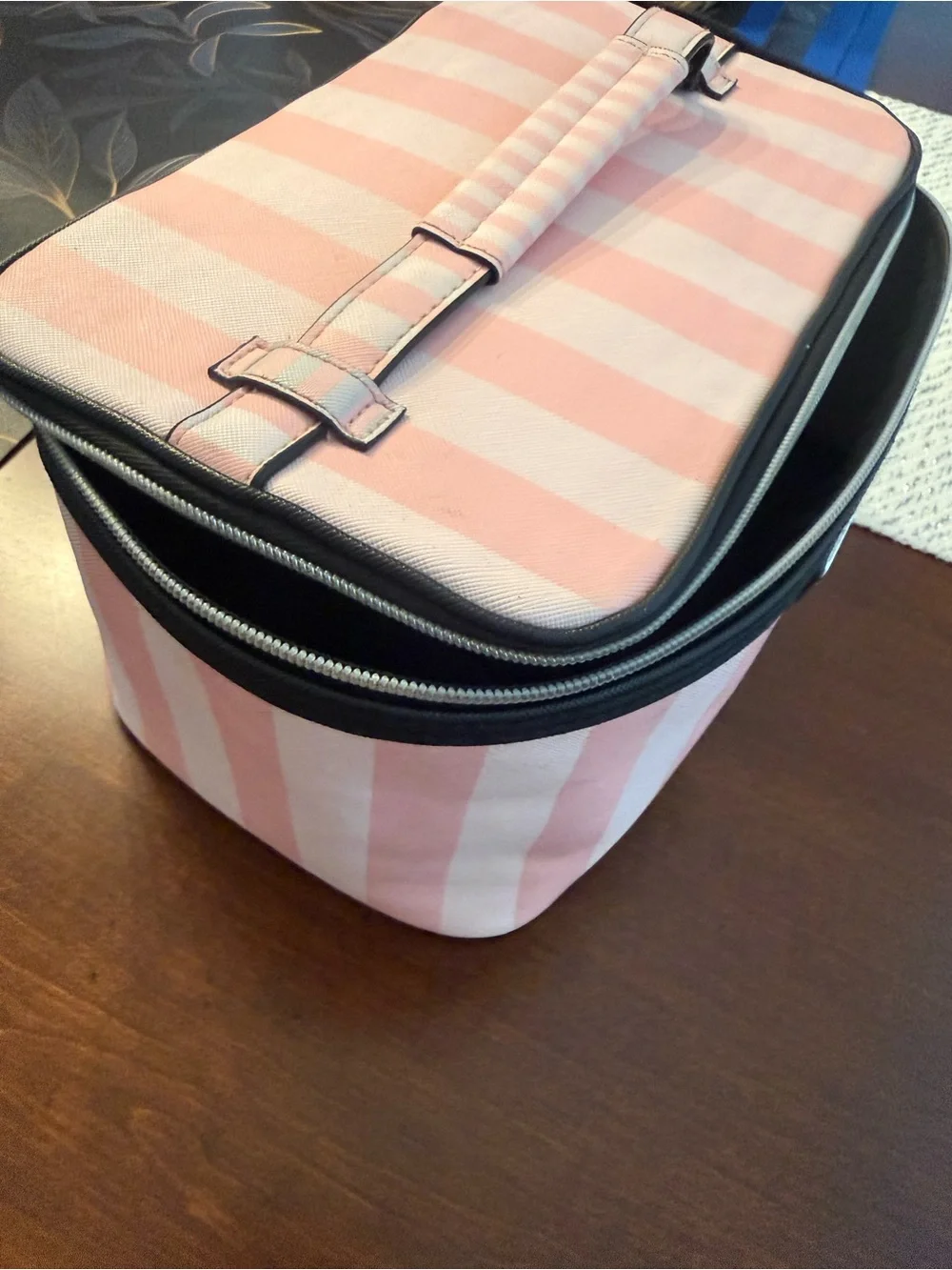 🩷🤍 Victoria’s Secret Cosmetics Case. Excellent condition!